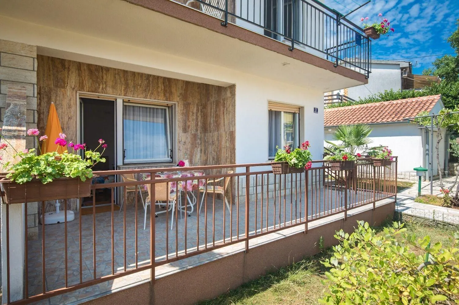Apartments Kate - 100 M From Beach Malinska 0*,  Croacia